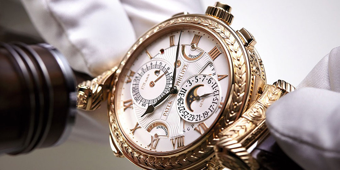 Lý do là Patek Philippe sản xuất những chiếc đồng hồ vô cùng phức tạp. Việc lắp ráp chiếc đồng hồ Patek Philippe cũng ngốn cả 12 tháng của người thợ.