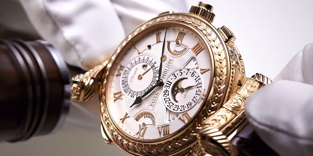 Lý do là Patek Philippe sản xuất những chiếc đồng hồ vô cùng phức tạp. Việc lắp ráp chiếc đồng hồ Patek Philippe cũng ngốn cả 12 tháng của người thợ.