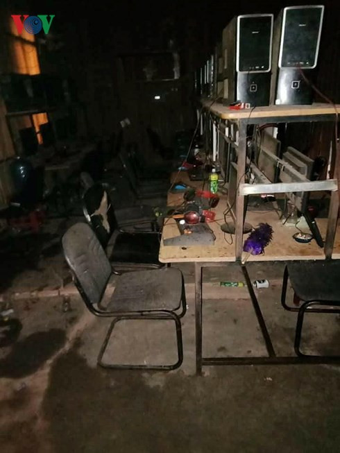 Trận mưa lớn kèm lốc xoáy đã làm nhiều ngôi nhà hư hại.