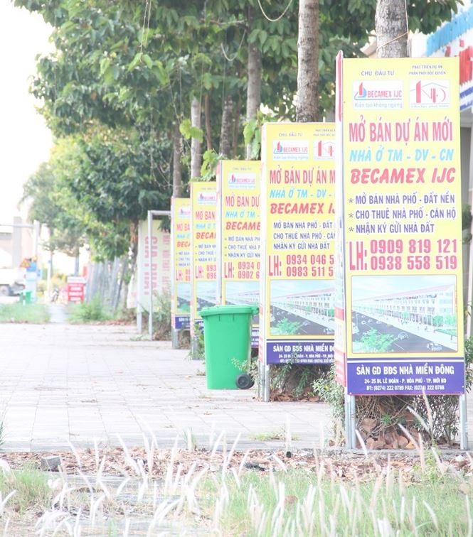 Những tấm biển quảng cáo như thế giăng khắp thành phố mới nhưng vẫn không có khách ngó ngàng. Người dân địa phương cho biết, hơn 10 năm trước, những khu đất được quy hoạch để thực hiện siêu dự án hình mẫu Singapore dập dìu người đến xem.