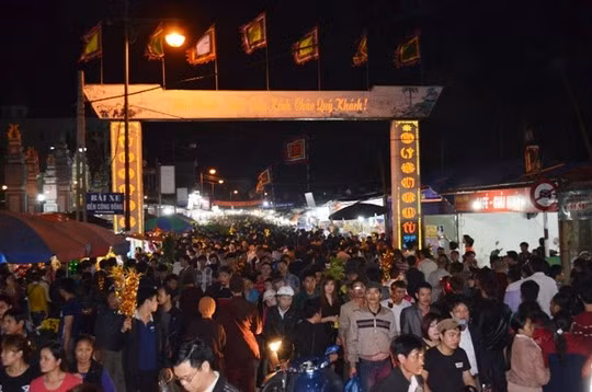 Chợ Viềng Nam Định chỉ họp duy nhất một lần trong năm, đêm mùng 7, ngày mùng 8 tháng Giêng âm lịch, tại huyện Nam Trực và Vụ Bản. Ảnh: MTV.