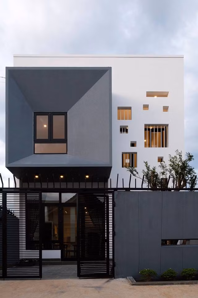 Nằm trong khu dân cư mới tại thành phố Buôn Ma Thuột, ngôi nhà 2 tầng với thiết kế hiện đại thuộc sở hữu của một cặp vợ chồng trẻ sống cùng cha mẹ.