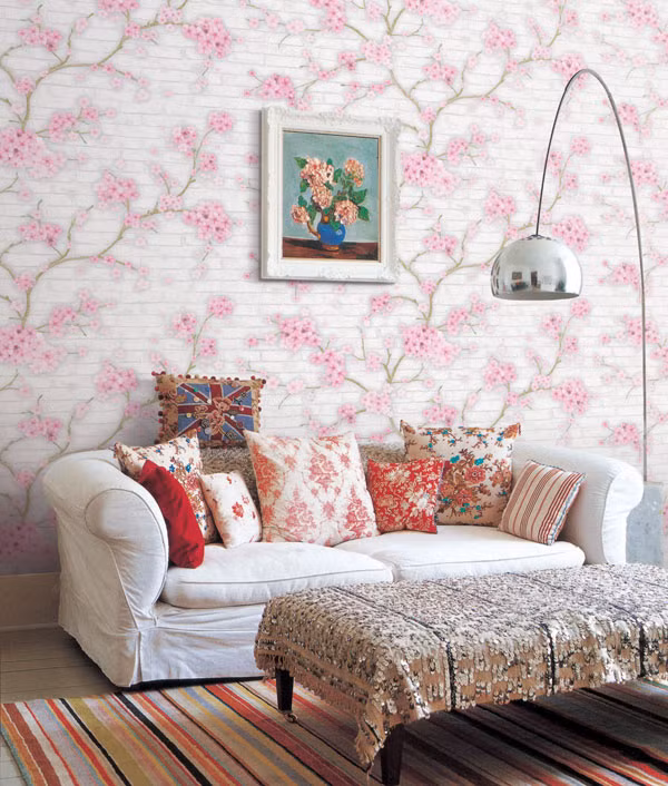 Sắc thắm của hoa đào làm bừng sáng cả không gian nhà. Ảnh: Vietnamnet.