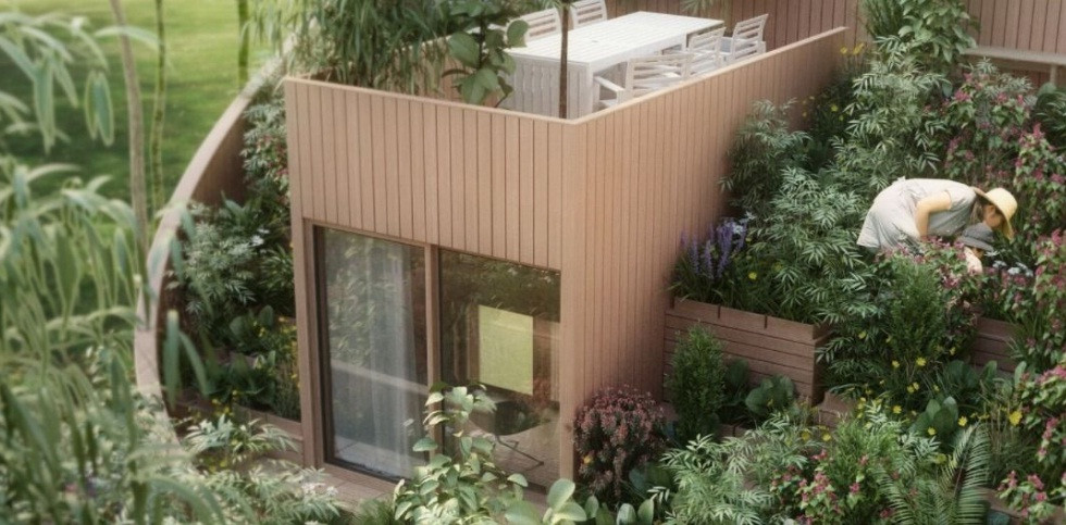 Ngoài rau, khu vườn còn có nhiều loại hoa và trái cây, đủ cung cấp cho nhu cầu của gia đình.