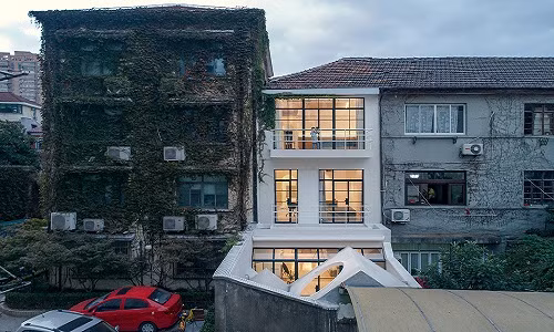 Ngôi nhà ống 3 tầng xây dựng từ những năm 1947, mang thiết kế chung của căn hộ Thượng Hải (Trung Quốc) xưa.