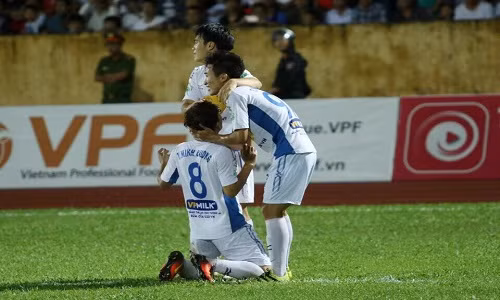 Tru hang thanh cong, HLV HAGL het loi khen Minh Vuong