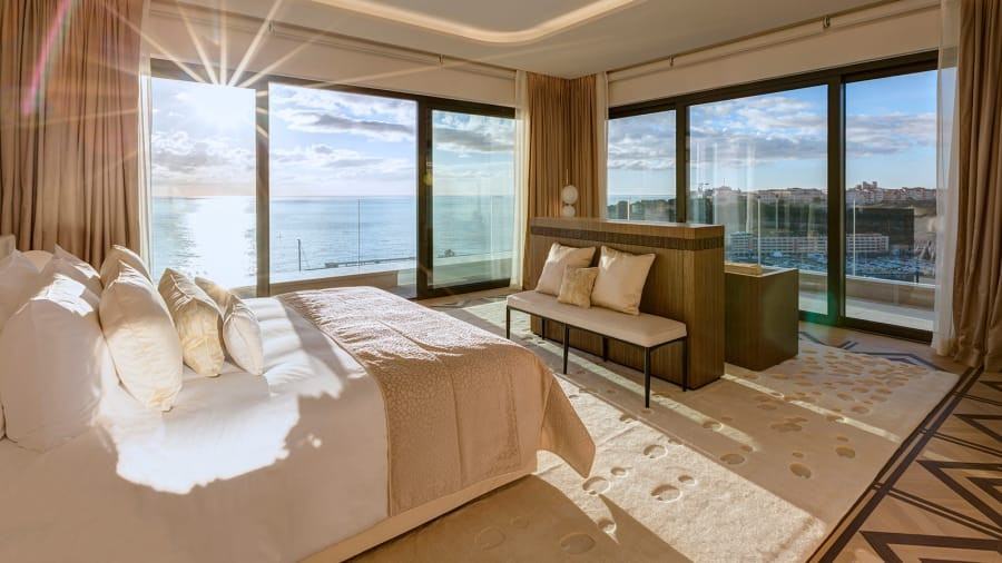 Căn hộ Princess Grace Suite thuộc khách sạn Hotel De Paris (Monaco) rộng 260 m2 ngập tràn ánh nắng có chi phí 37.000 USD/đêm (852 triệu đồng). Ảnh: TripAdvisor.