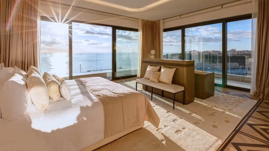 Căn hộ Princess Grace Suite thuộc khách sạn Hotel De Paris (Monaco) rộng 260 m2 ngập tràn ánh nắng có chi phí 37.000 USD/đêm (852 triệu đồng). Ảnh: TripAdvisor.