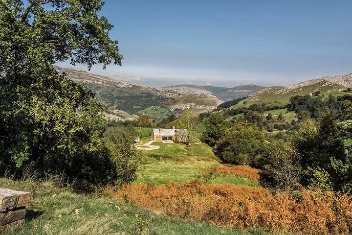 Ngôi nhà bằng đá nhỏ được xây dựng ở vùng nông thôn ở tỉnh Cantabria (Tây Ban Nha), nằm trên một quả đồi có hướng nhìn ra phía thung lũng rộng lớn.