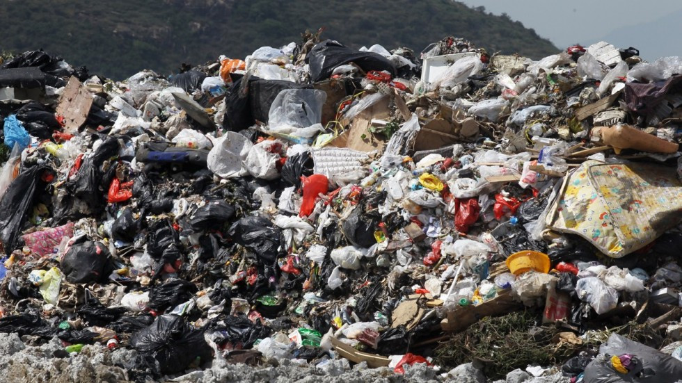 Riêng 2016, Trung Quốc nhập khẩu tới 45 triệu tấn rác thải kim loại, giấy, nhựa và những nguyên liệu khác với tổng giá trị lên tới 18 tỷ USD. Ảnh: SCMP.