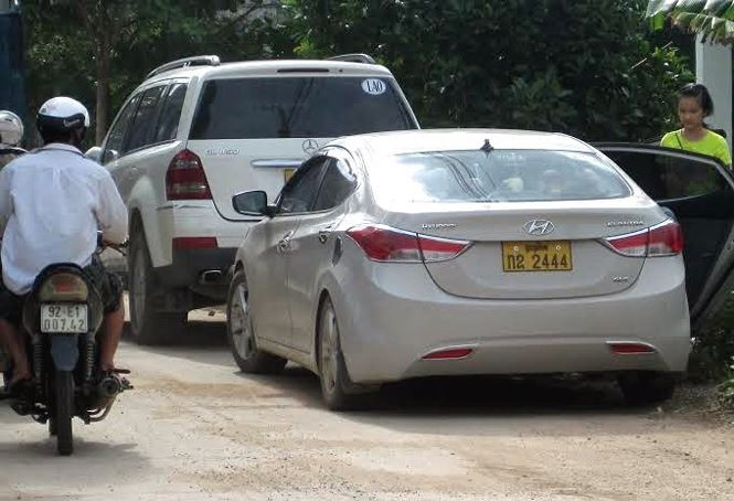 Phần lớn thanh niên trong làng đều sang Lào làm thuê. Nhiều người giàu tậu được xe con với biển số đẹp. Ảnh: Vietnamnet.