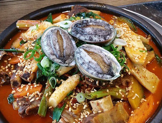 Bào ngư Hàn Quốc có thể chế biến thành nhiều món ăn ngon như: cháo bào ngư, bào như hấp, bào ngư ngâm rượu bổ, bào ngư hầm, súp bào ngư di cá...Ảnh: Daohaisan.