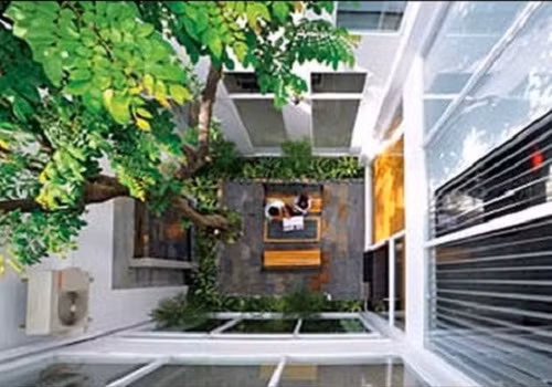 Giống như một cái ống nên âm thanh truyền trong giếng trời vang và rất rõ. Nếu tường giếng trời phẳng, nhẵn quá có thể khiến người ngồi tầng trên nghe thấy tiếng của người tầng dưới nói chuyện, mất sự riêng tư. Ảnh: Bietthuviet.