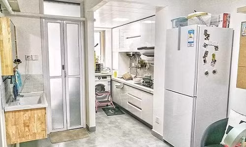 Căn nhà đã trở nên quá cũ kỹ, trang thiết bị đã hỏng khá nhiều, không gian bí bách.