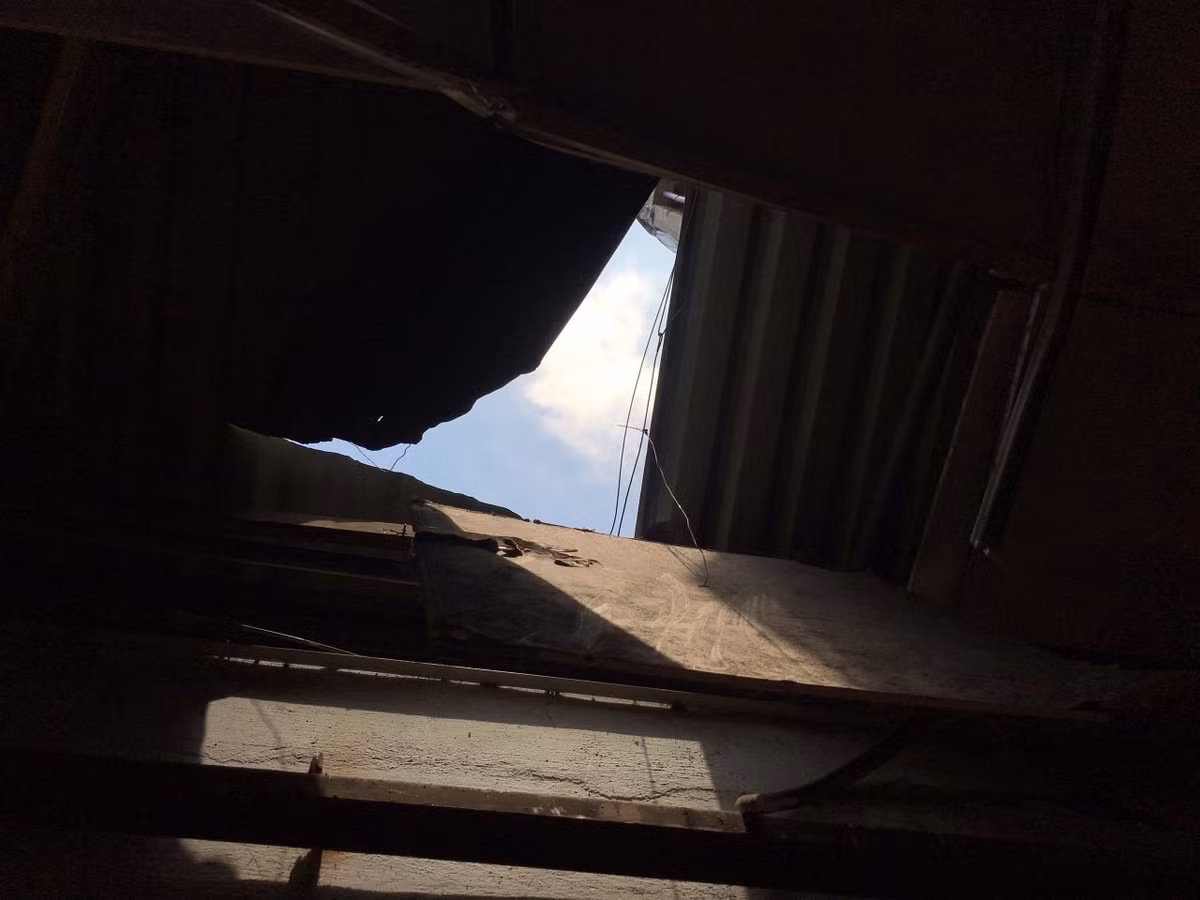 Cận cảnh hiện trường cột gỗ ép bê tông rơi vào nóc nhà dân.