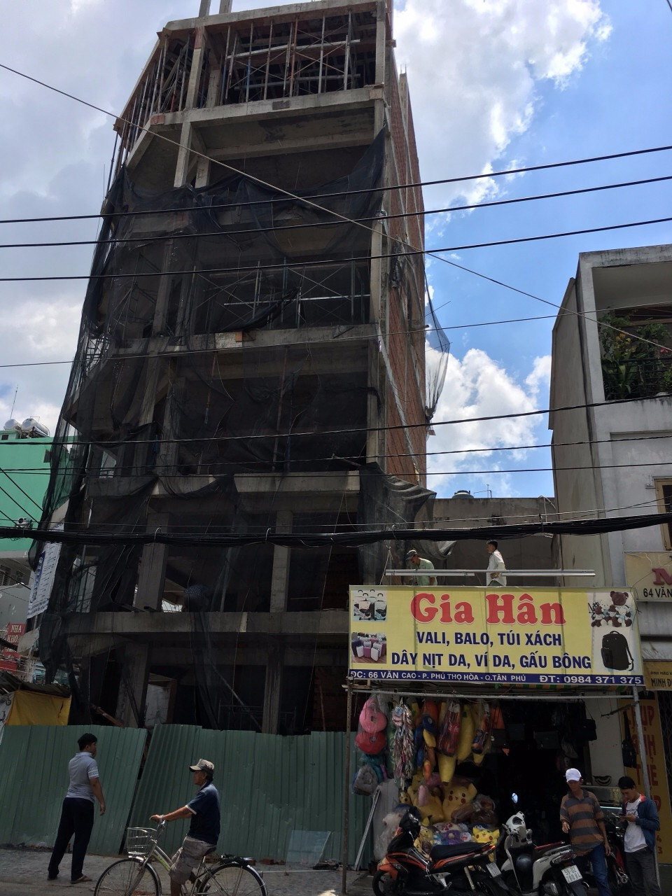 Kinh hoang hien truong cot go cong trinh Ai Quoc Construction roi xuyen nha dan