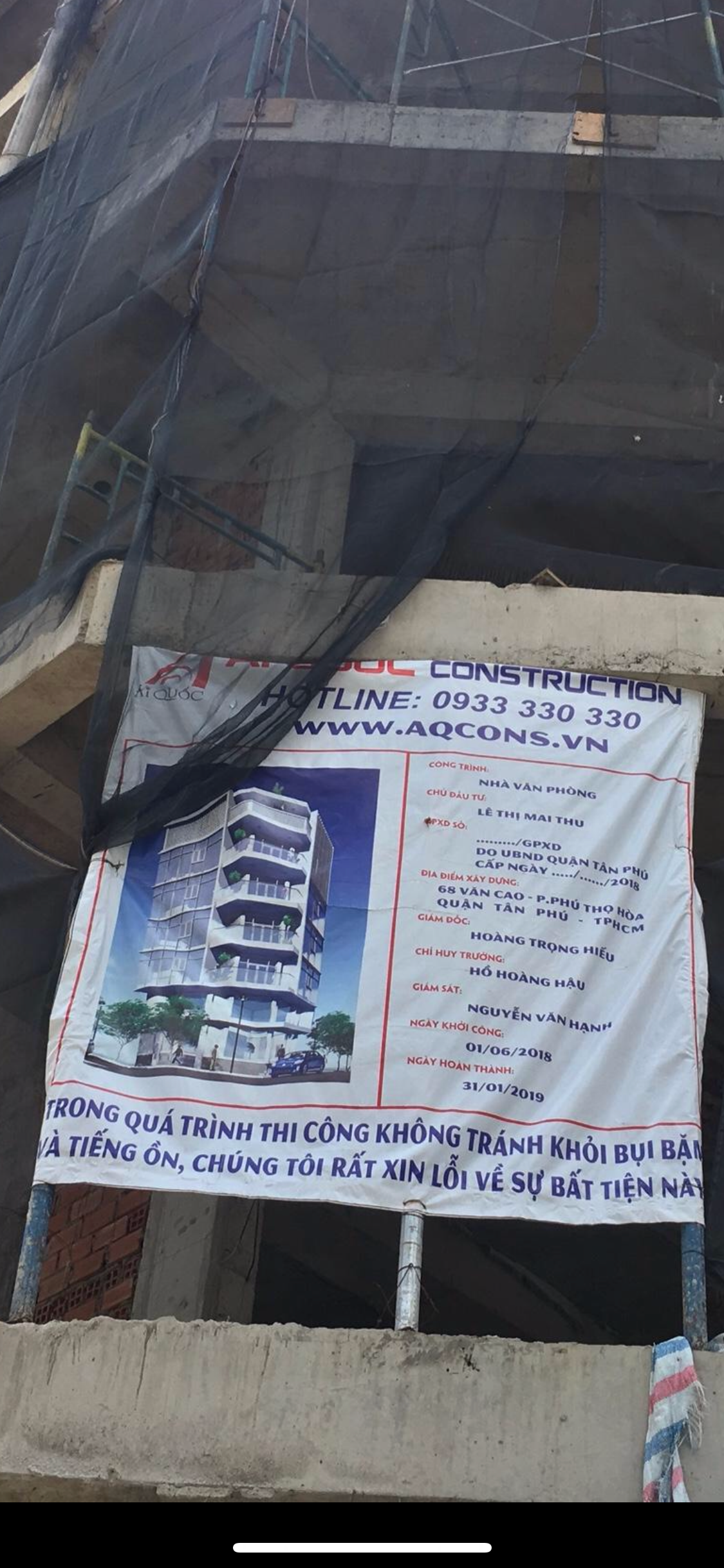 Theo thông tin từ pano quảng cáo treo tại công trình, chủ đầu tư công trình Nhà văn phòng là bà Lê Thị Mai Thu; Giám đốc Hoàng Trọng Hiếu; Chỉ huy trưởng Hồ Hoàng Hậu; Giám sát Nguyễn Văn Hạnh. Ngày khởi công 1/6/2018, ngày hoàn thành 31/1/2019.