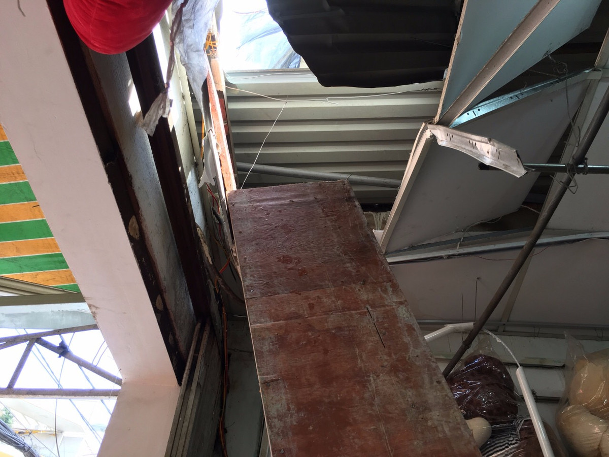 Cột gỗ dùng để ép bê tông dài khoảng 5m.