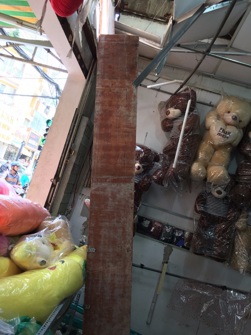 Anh Trần Quốc Triệu (39 tuổi) - chủ cửa hàng kinh doanh vali, túi xách cho biết: “Sáng nay tôi chở vợ con ra ngoài thì nghe em trai điện thoại báo bị cột gỗ bê tông từ công trình gần bên rơi đâm xuyên nóc nhà. Rất may là con gái tôi không ở nhà vì vị trí cột gỗ bê tông rơi là nơi con tôi hay ngồi chơi”.