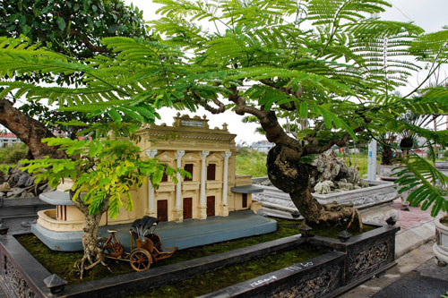 Tác phẩm "4Nhà hát thành phố" với cây phượng vĩ bonsai đặc trưng của thành phố Cảng. Ảnh: Khám phá.