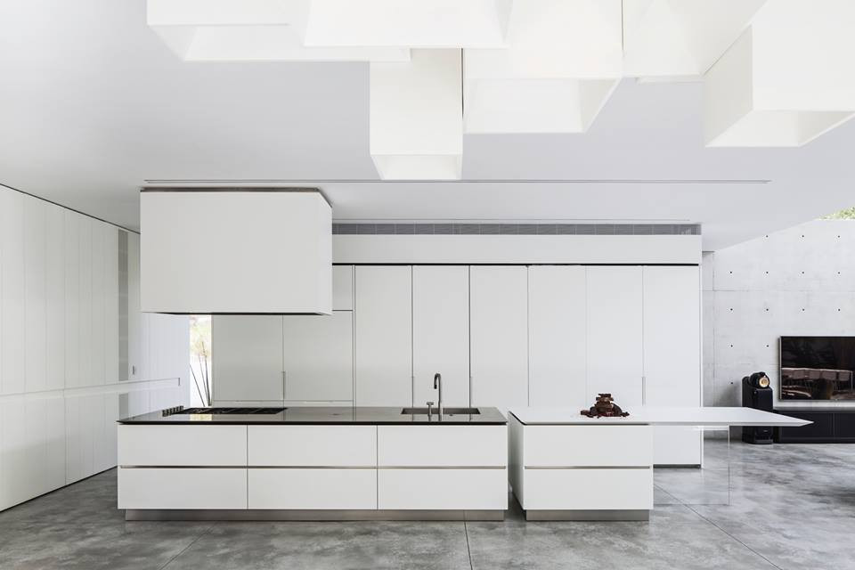 Tông màu trắng tiếp tục được sử dụng trong nhà bếp.
