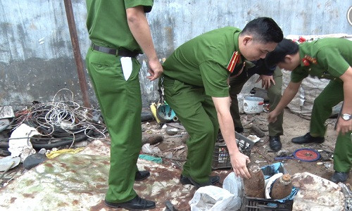 Cảnh sát Quản lý hành chính về trật tự xã hội CA tỉnh và CAH Sơn Tịnh phát hiện thu giữ nhiều đầu đạn chưa nổ tại cơ sở phế liệu của bà Trần Thị Lê, ở xã Tịnh Hà, H. Sơn Tịnh.
