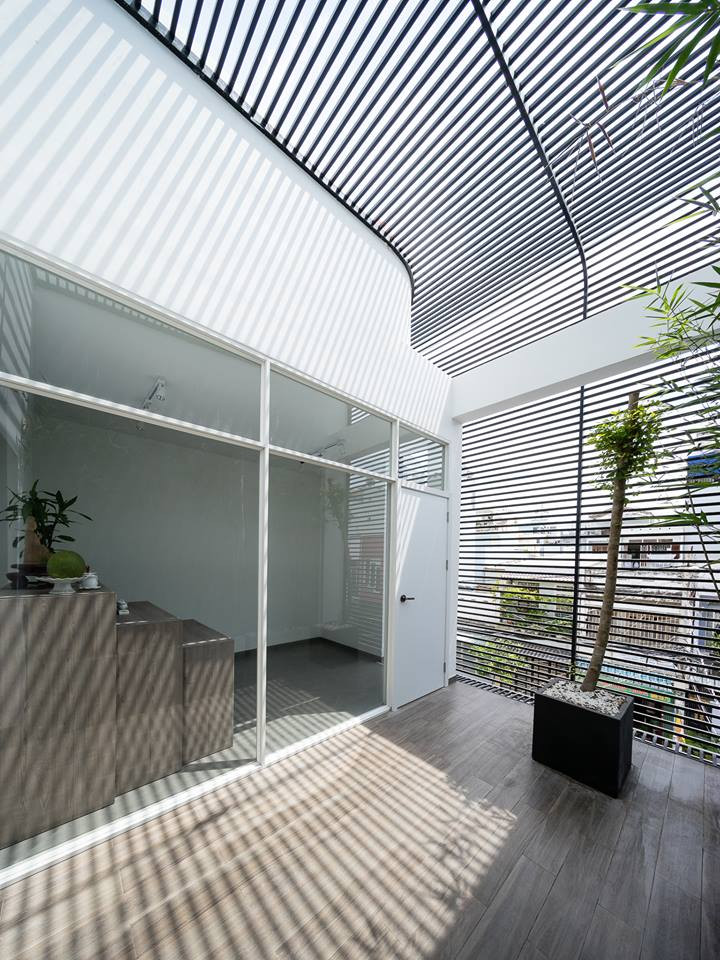 Việc thêm một khoảng đệm sân vườn phía trước ngôi nhà 3 tầng giúp không gian sống trở nên lý tưởng hơn.