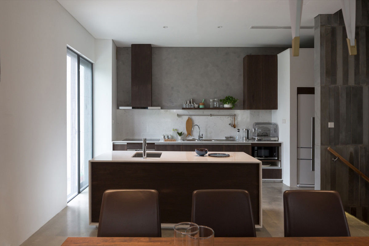 Phòng bếp mộc mạc với mảng tường xi măng nhưng nội thất tiện nghi.