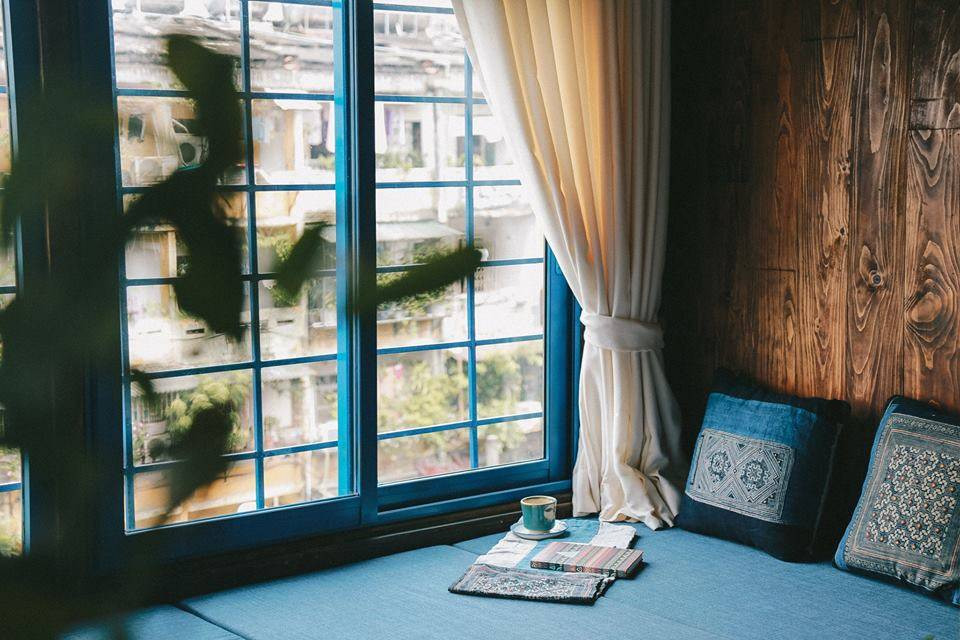 Cửa sổ được mở rộng thêm giúp lấy ánh sáng tối đa cho căn phòng.