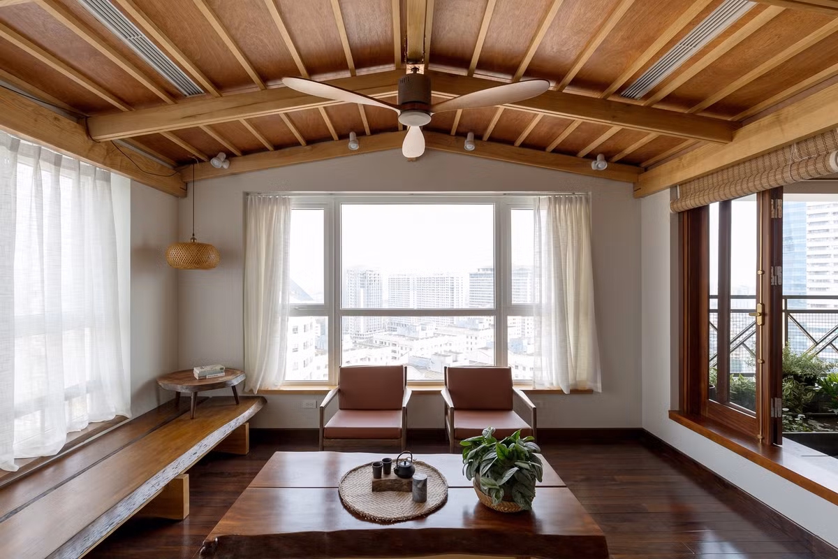 Khi sửa lại, kiến trúc sư loại bỏ một phòng ở phía trước, mở rộng ban công nhằm mục đích lấy ánh sáng tối đa vào ban ngày.