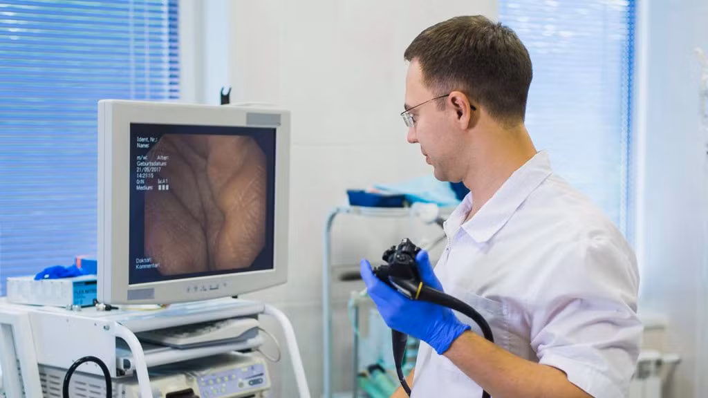  Bác sĩ chuyên trị bệnh hậu môn - Thu nhập ước tính hàng năm: 298.002 USD Không nhiều người biết rằng có cả những bác sĩ chuyên trị bệnh liên quan tới hậu môn. Đôi khi, họ cũng thực hiện những cuộc tiểu phẫu nhỏ ở hậu môn của người bệnh. Đây là một trong những công việc được trả lương cao nhất ngành y tại Mỹ.