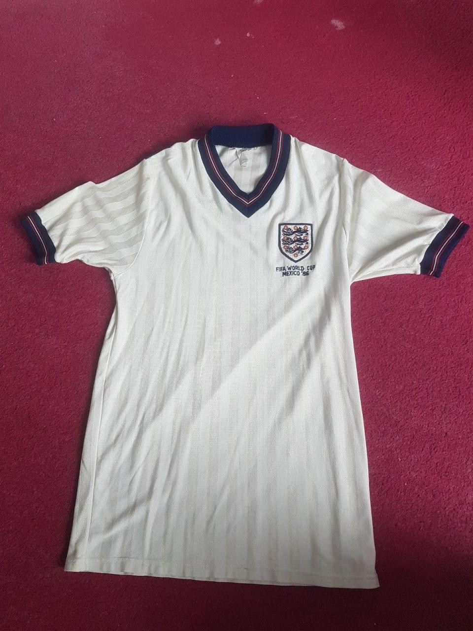 Một chiếc áo của đội tuyển Anh tại World Cup 1986 ở Mexico được rao bán với giá 450 bảng Anh. Sau hơn 20 năm, chiếc áo vẫn trở thành mặt hàng được yêu thích của người hâm mộ. Ảnh: Thesun.