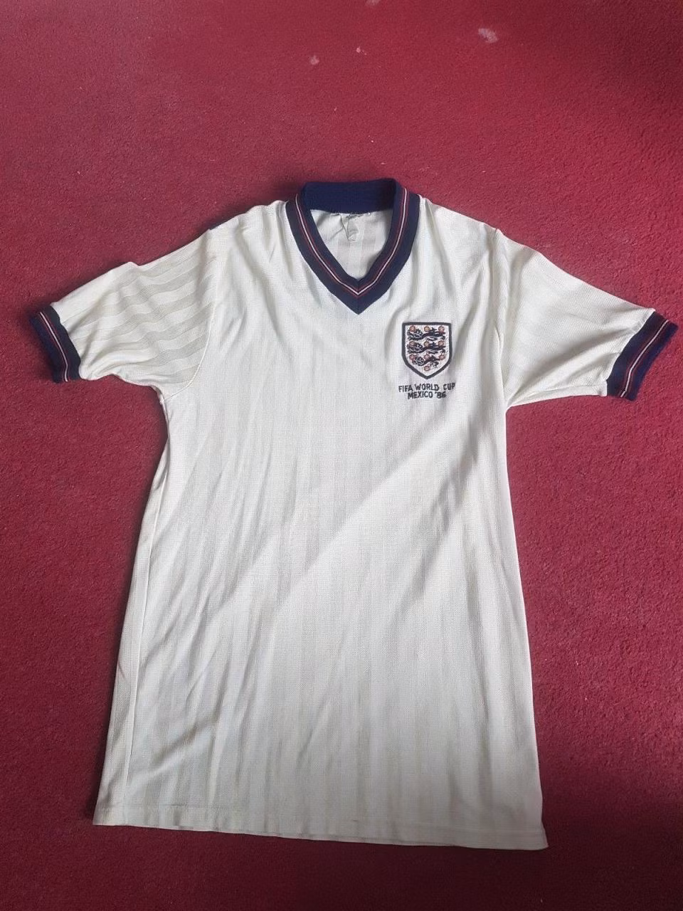 Một chiếc áo của đội tuyển Anh tại World Cup 1986 ở Mexico được rao bán với giá 450 bảng Anh. Sau hơn 20 năm, chiếc áo vẫn trở thành mặt hàng được yêu thích của người hâm mộ. Ảnh: Thesun.