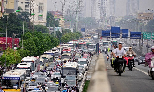 Ùn tắc giao thông thường xuyên xảy ra ở đường vành đai 3. Ảnh: Lê Hiếu.