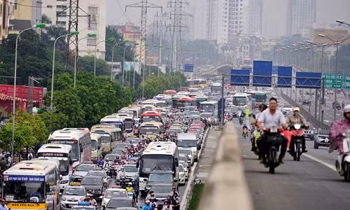 Ùn tắc giao thông thường xuyên xảy ra ở đường vành đai 3. Ảnh: Lê Hiếu.