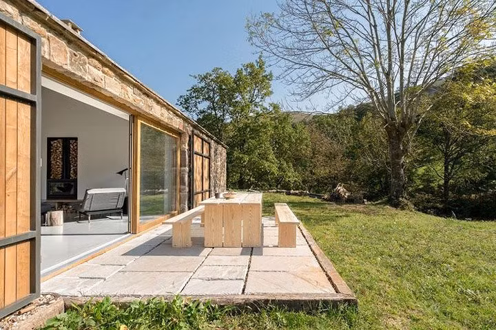 Những ô cửa kính giúp ngôi nhà tận dụng tối đa nguồn ánh sáng tự nhiên.