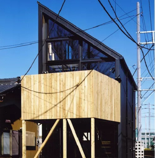 Nhà gỗ mái nghiêng khác biệt.