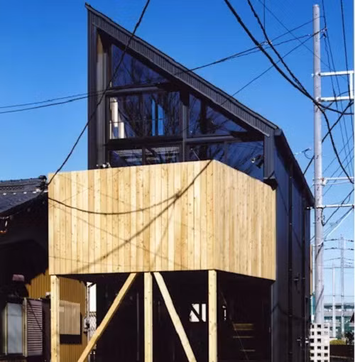 Nhà gỗ mái nghiêng khác biệt.