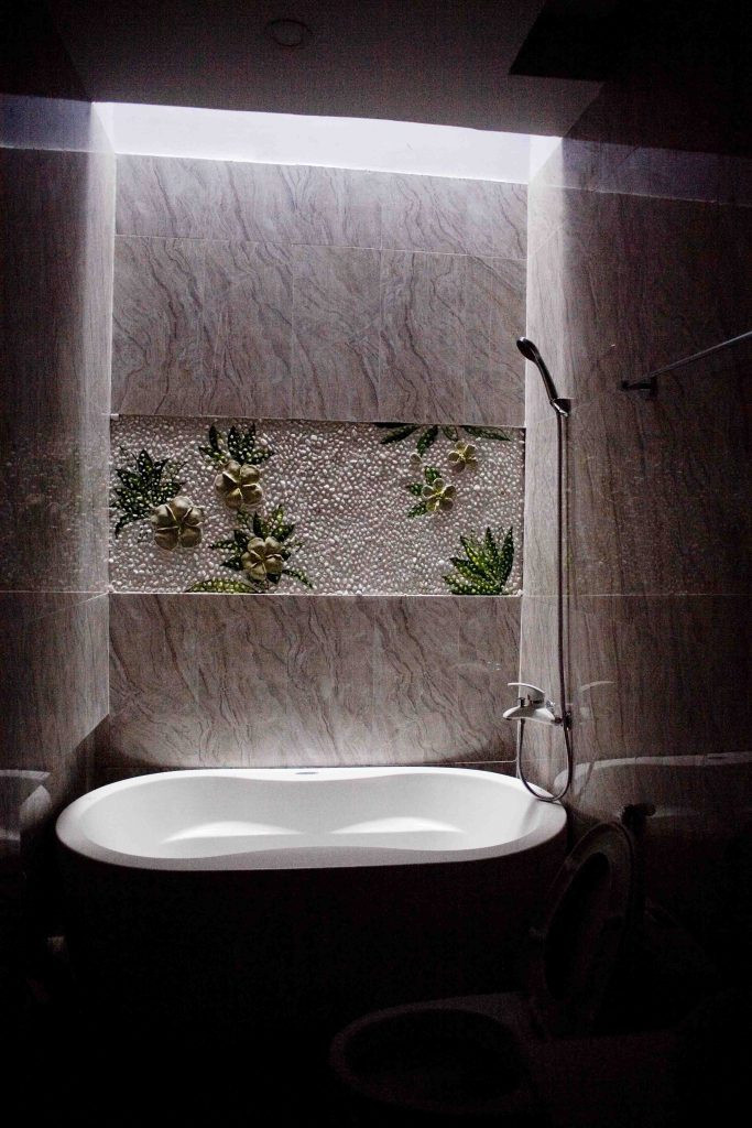 Không gian phòng tắm mộc mạc với chất liệu tự nhiên. Nguồn ảnh: Song Phat Construction.