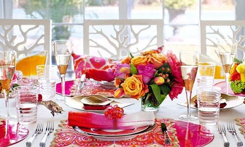 Màu sắc đậm kết hợp với nhau thể hiện sự tươi vui, ấm áp.