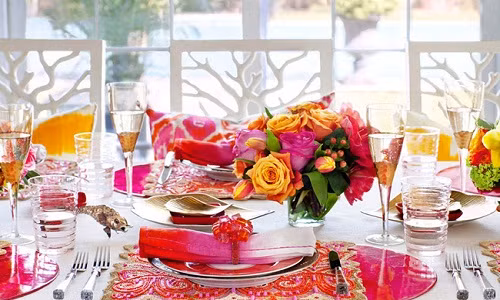 Màu sắc đậm kết hợp với nhau thể hiện sự tươi vui, ấm áp.