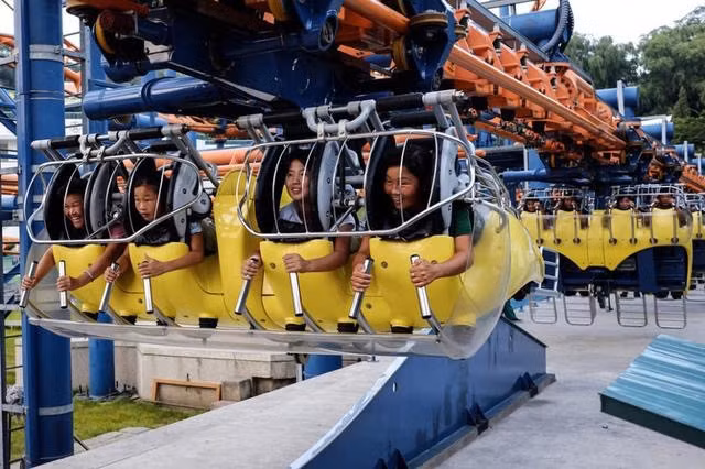 Các thành viên “con nhà giàu” vui chơi tại một khu giải trí trong nước.