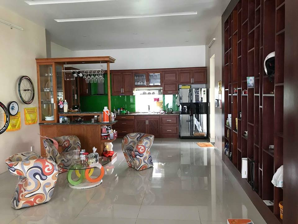 Nhà bếp bố trí bên cạnh, ngăn cách khu vực tiếp khách bằng vách ngăn gỗ.