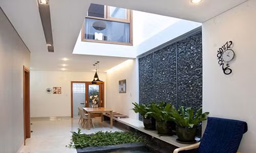 Chính sai lầm này khiến nước mưa bắn vào không gian sinh hoạt xung quanh, gây bất tiện. Do đó, phần giếng trời nếu không có mái che thì đáy giếng phải thoát nước tốt, phần sàn phải đủ rộng. Ảnh: Cokhihoanghuy.