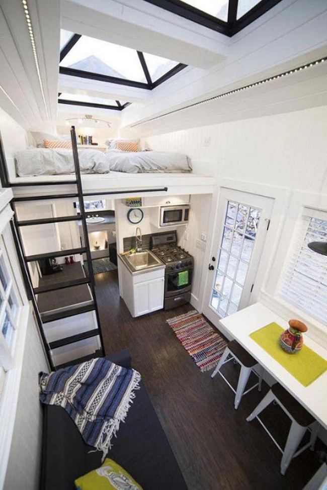 Thiết kế gác lửng rộng có thể kê tới 2 giường ngủ, phù hợp cho gia đình 3-4 người. Ảnh: Archdaily.