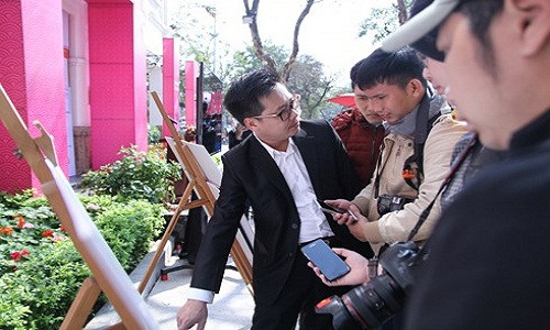 Ông Lê Trung Hiếu, Phó Giám đốc Ban Quản lý ĐSĐT Hà Nội giới thiệu sơ đồ dự án với các cơ quan báo chí. Ảnh VK.