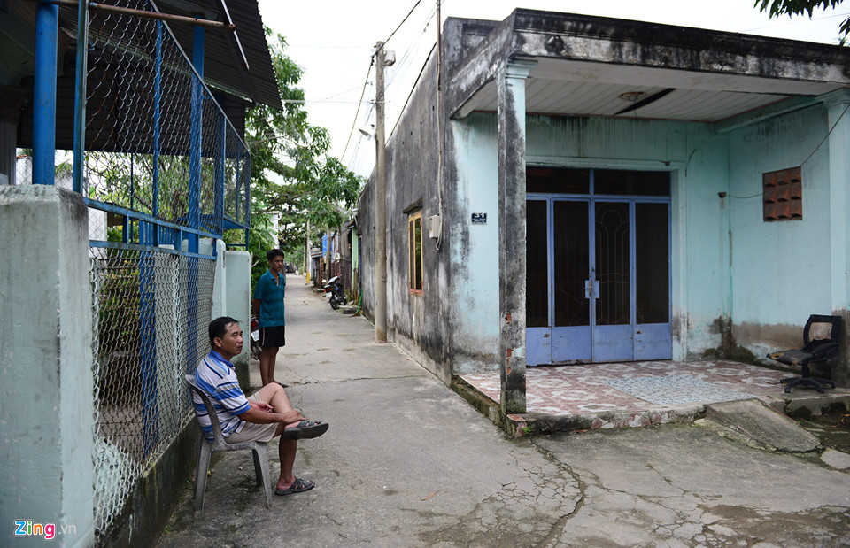 Cả khu phố 4, phường Thạnh Mỹ Lợi có khoảng 200 hộ nhưng người còn người đã bỏ đi nơi khác. "Dự án quy hoạch treo đã 14 năm qua, người dân làm nông giờ cũng không được, công việc bấp bênh. Nhà cửa không được xây sửa, nhiều người chờ hết nổi phải đi nơi khác sống. Số còn lại không chấp nhận vì giá đền bù đất thổ cư chỉ từ 8,5 triệu/m2, cách khu phố hơn 2 km nằm ngoài giá đã hàng trăm triệu đồng rồi", ông Nguyễn Thanh Đức ngậm ngùi cho hay.