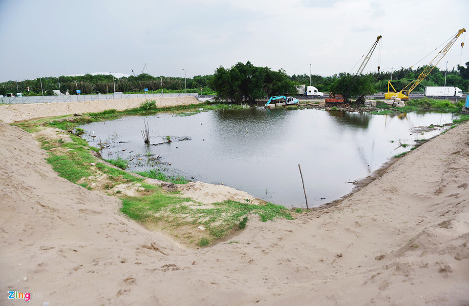 Trong đó có khu đất rộng 2.441 m2 của gia đình nghệ sỹ Tiến Đạt mua năm 2001 nằm ngay ven đường dẫn lên cầu Phú Mỹ cùng hàng trăm m2 của một gia đình khác đang là hồ nước với cọc cắm ranh giới xung quanh. Rapper Tiến Đạt cho biết gia đình anh và các hộ dân ở đây cảm thấy “không chút thỏa đáng với giá đền bù”.