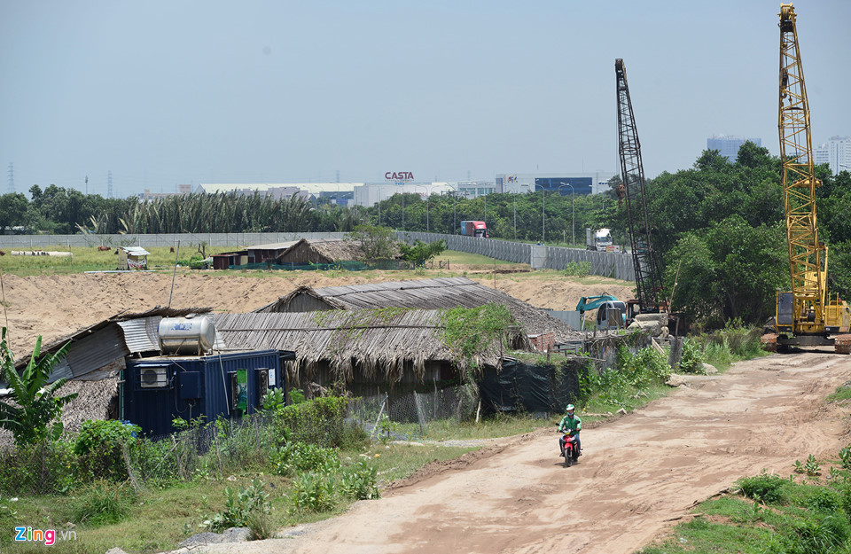 Tuy nhiên, tại khu vực này, có một số gia đình không chấp nhận giá đền bù quá thấp mà chủ đầu tư và chính quyền đưa ra. Số khác đã đồng ý giải tỏa, chấp nhận đổi đất trong dự án nhưng vẫn còn giữ lại kinh doanh trong các căn nhà lá hoặc bỏ trống thời gian qua.