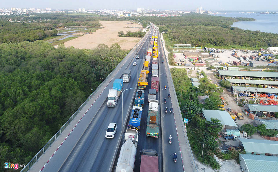 Cầu Phú Mỹ cũng giúp kết nối dễ dàng từ quận 2 sang quận 7 và ngược lại. TP.HCM kỳ vọng sẽ xây dựng ở đây một khu trung tâm đô thị lớn tập trung. Các khu nhà ở cao tầng được bố trí trên các lô đất giáp hai bên chân cầu Phú Mỹ và đường vành đai ngoài phía Đông, xung quanh các khu trung tâm đô thị của khu vực này. Chưa kể đây là một trong những khu đất rộng ít ỏi còn sót lại nằm ngay cạnh sông Sài Gòn và gần trung tâm thành phố.